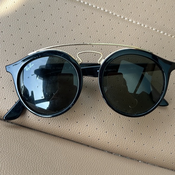Ray ban sunglasss new condition with gold hardware - Picture 4 of 6